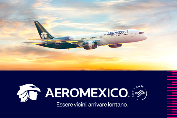Aereo sopra il tramonto con logo Aeromexico.
