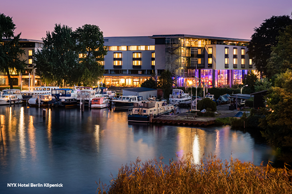 Hotel am Wasser bei Sonnenuntergang, Berlin.