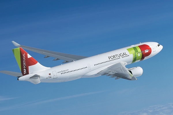 Flugzeug der TAP Portugal am Himmel