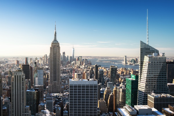 New York City Skyline bei Tag mit Wolkenkratzern.