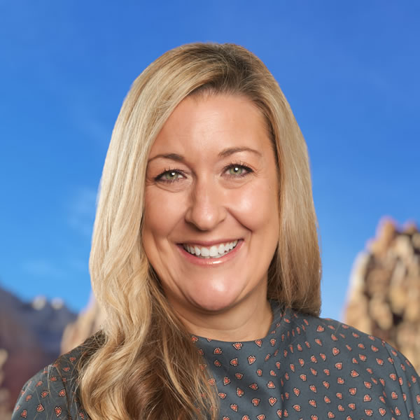 Mujer sonriente con fondo de montañas